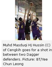Muhd Masduqi Hj Hussin (C) of Cengkih goes for a shot in between two Dagger defenders. Picture: BT/Yee Chun Leong 
