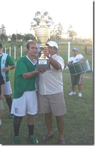 Copa campeón del año entregada por Sandú
