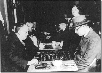 Crowley y Pessoa jugando al ajedrez, Lisboa, 1930