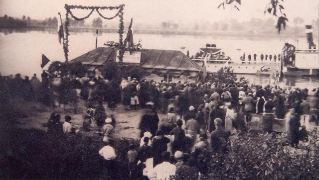 Ciechocinek przystań 1927r. Statek ,,Mickiewicz na pokładzie prochy J.Słowackiego Na zdjęciu widać bramę powitalną na tle dworca rzeczneg