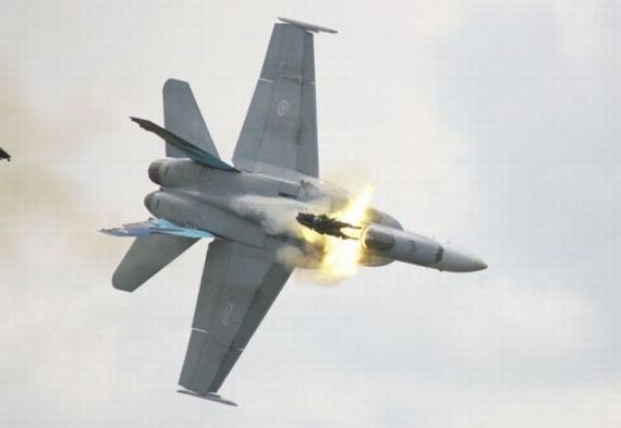 [Pilot%2520ejects%2520from%2520fighter%2520plane%2520moments%2520before%2520crash%2520%25281%2529%255B6%255D.jpg]