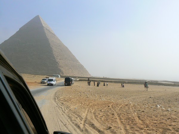 4. cu masina prin Giza.JPG