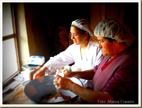 Marina e Orlete concentradas enquanto separam os ingredientes. o aroma de canela toma conta do ar...