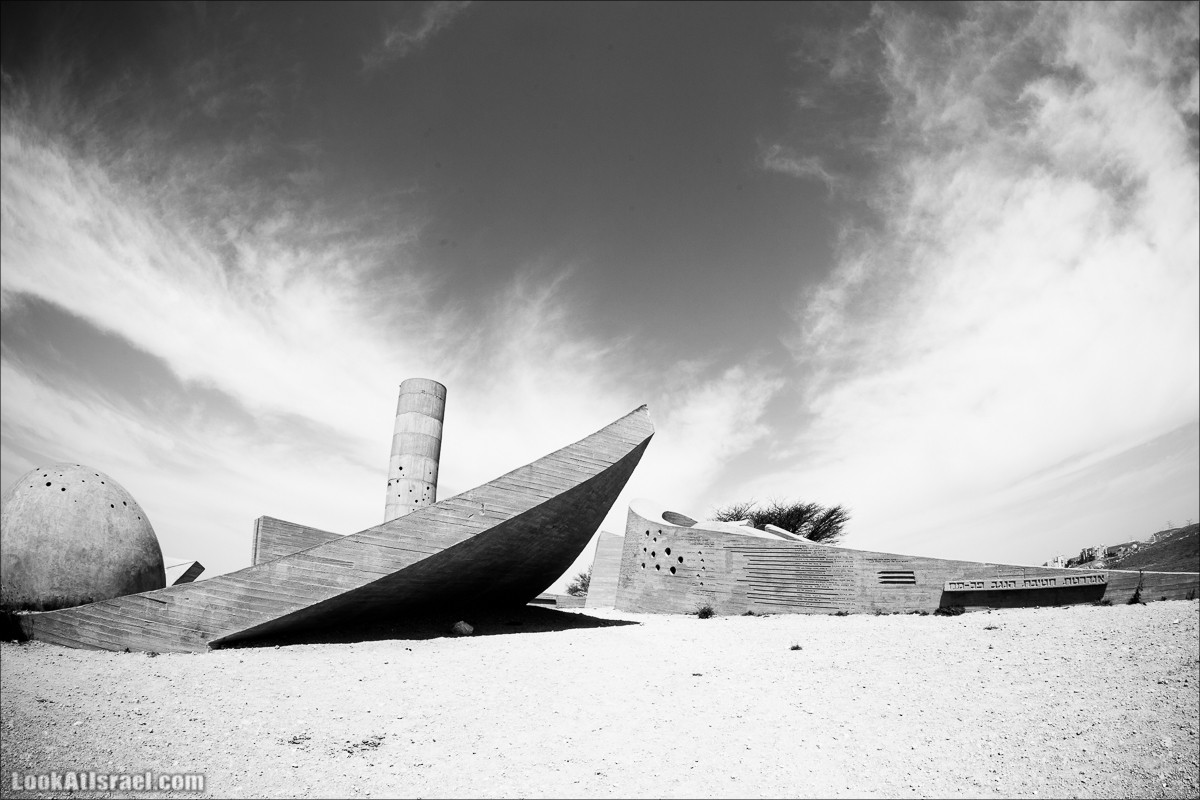 Мемориал бригаде Негев | Monument to the Negev Brigade | אנדרטת חטיבת הנגב | LookAtIsrael.com - Фото путешествия по Израилю