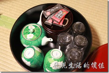 日本北九州-由布院-彩岳館。客房的茶几上放了兩塊煎餅與茶包，全都可以無料使用，因為全都包含在房費了。