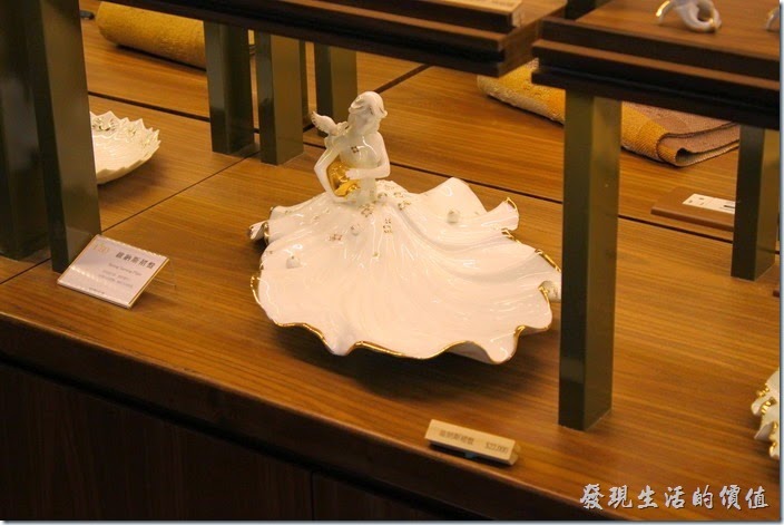 台南林百貨二樓的藝術品－維納斯裙盤。