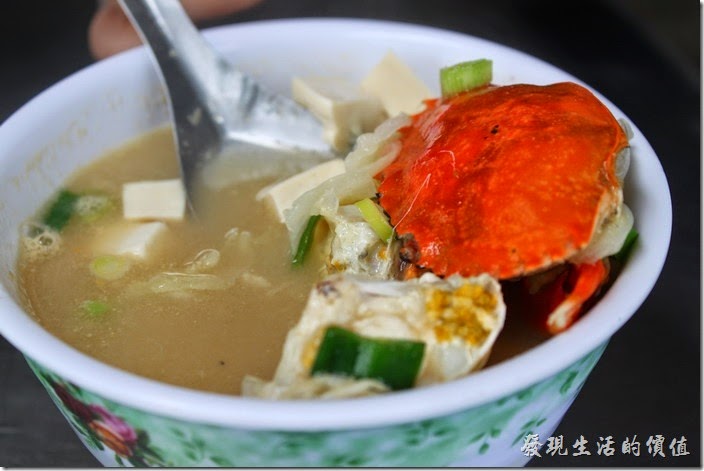 台南-阿美深海鮮魚湯。螃蟹味蹭湯，NT$80。味噌湯裡頭也放了一隻小螃蟹，加上味蹭與傳統豆腐，也是非常的鮮甜好吃。