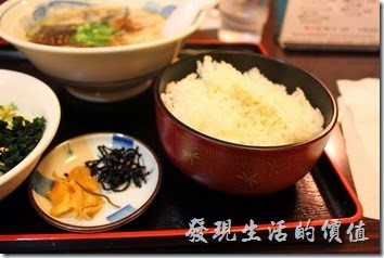 日本九州在地的好味道【熊本拉麵 こむらさき本店】。拉麵定食，日幣720円，內容包含一大碗豚骨拉麵，以及蔬菜沙拉、白飯、醃製小菜。這裡的白飯也好好吃，就是太大碗了，是一般份量的兩倍。