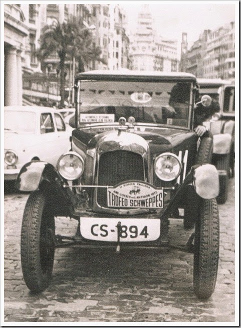 l'antigor II Ronda Fallera automóviles clásicos en la plaza de l'Ajuntament. 1972