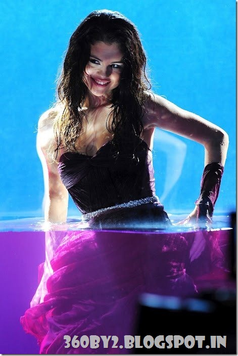 Wet_Selena_Gomez_Bikini_Hot_Pictures_9