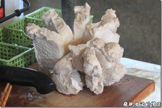 素蘭麵攤。剛從湯頭中撈出來的豬肉，準備切成薄片放到每碗端出去的麵當中。