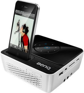 BenQ GP2 和其他迷你投影機最大的不同就是它搭載有 Dock 插槽，可以支援 iPhone 或是 iPod 的電視輸出（TV-Out）功能