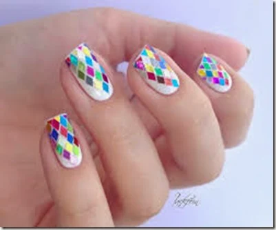 coloridos ejemplos de uñas decoradas en rombos