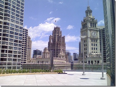 800px-20080615_Wrigley_Building_clock_and_Tribune_Tower_from_Sixteen