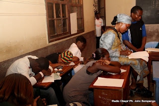 Dépouillement des bulletins de vote pour des candidats aux élections de 2011 en RDC, en présence des temoins le 28/11/2011 à Kinshasa. Radio Okapi/ Ph. John Bompengo