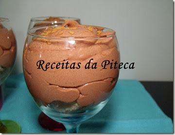 Doce de mousse de chocolate e frutas do pomar Português-maisperto