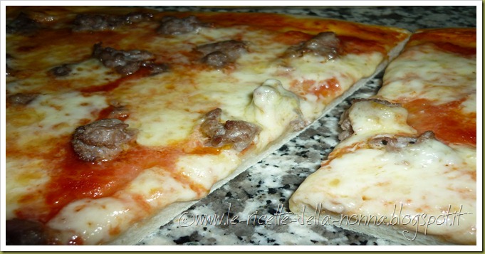 Pizza con salsiccia e olio piccante (14)
