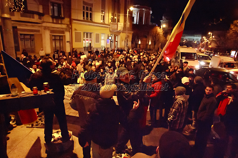 Aproximativ 300 de tirgumureseni protesteaza impotriva presedintelui Traian Basescu, a prim-ministrului Emil Boc si a guvernului României in centrul municipiului Tirgu Mures duminica 15 ianuarie 2012