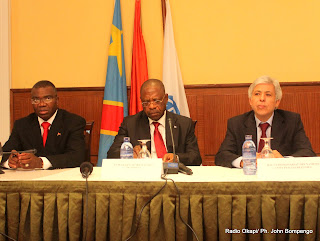  – De gauche à droite, Joao Baptista Kussumua, ministre de l’Assistance et Réinsertion sociale de l’Angola, Adolphe Lumanu  Mulenda  Buana N’sefu, vice Premier ministre, ministre de l’Intérieur et Sécurité de la RDC ainsi que Mohamed Boukry, représentant régional du Haut commissariat des Nations unies pour les réfugiés ce 8/06/2011 à Kinshasa, lors de la quatrième réunion tripartite RDC-Angola-HCR. Radio Okapi/ Ph. John Bompengo