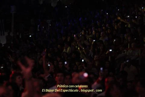 Público con celulares.jpg