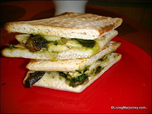 Starbucks' Roasted Chicken Pesto & Shitake Mushroom on Flat Bread (P155)