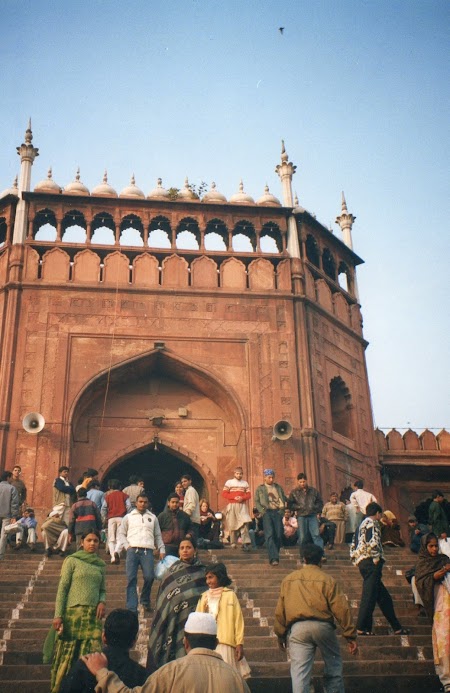 07. Intrare in Moscheea din Delhi.jpg