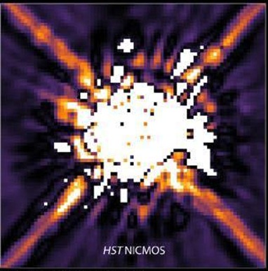 imagem da estrela HR 8799 captada pela NICMOS