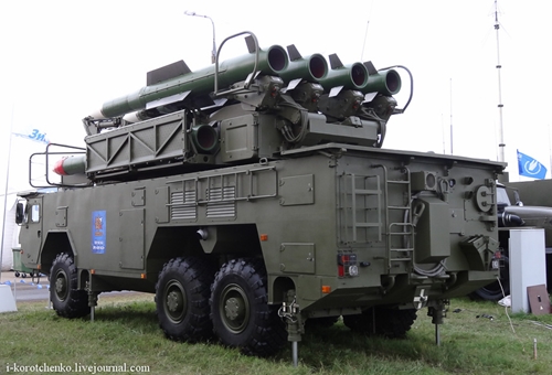 Колесный ЗРК "Бук-М2Э" и контейнерный комплекс ракетного оружия на "МАКС-2013"