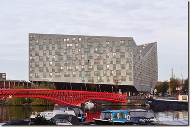 Amsterdam. Edificio The Whale (la ballena) con puente rojo - DSC_0199