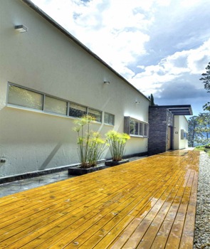 Casa del Árbol / David Ramírez fachada-piedra-pizarra-negra-oxidada