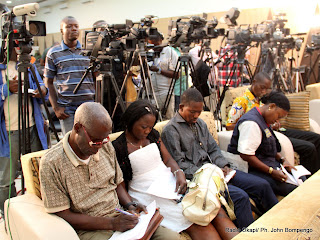 Des journalistes au siège de la Ceni le 6/12/2011 à Kinshasa, lors de la publication des résultats partiels de la présidentielle de 2011 en RDC. Radio Okapi/ Ph. John Bompengo