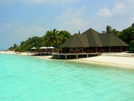 04. Restaurant pe malul apei - Maldive.JPG