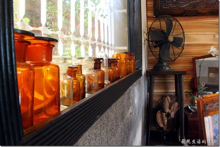 台南-鹿角枝老房子咖啡。一樓後半部的窗戶上百滿了各式的瓶瓶罐罐。