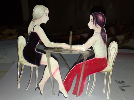Doua fete stand la masa - o cina romantica