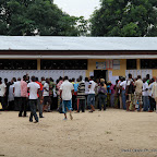 Vérification des noms par des électeurs devant un bureau de vote  le 28/11/2011 au quartier Makelele dans la commune de Bandalungwa à Kinshasa, pour les élections de 2011 en RDC. Radio Okapi/ Ph. John Bompengo
