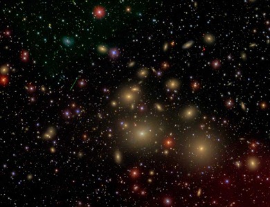 a galáxia NGC 1277 está no centro da imagem