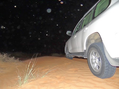 23. Cu masina prin desert noaptea.JPG