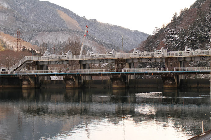 右岸よりダム湖側の堤体をズームアップ