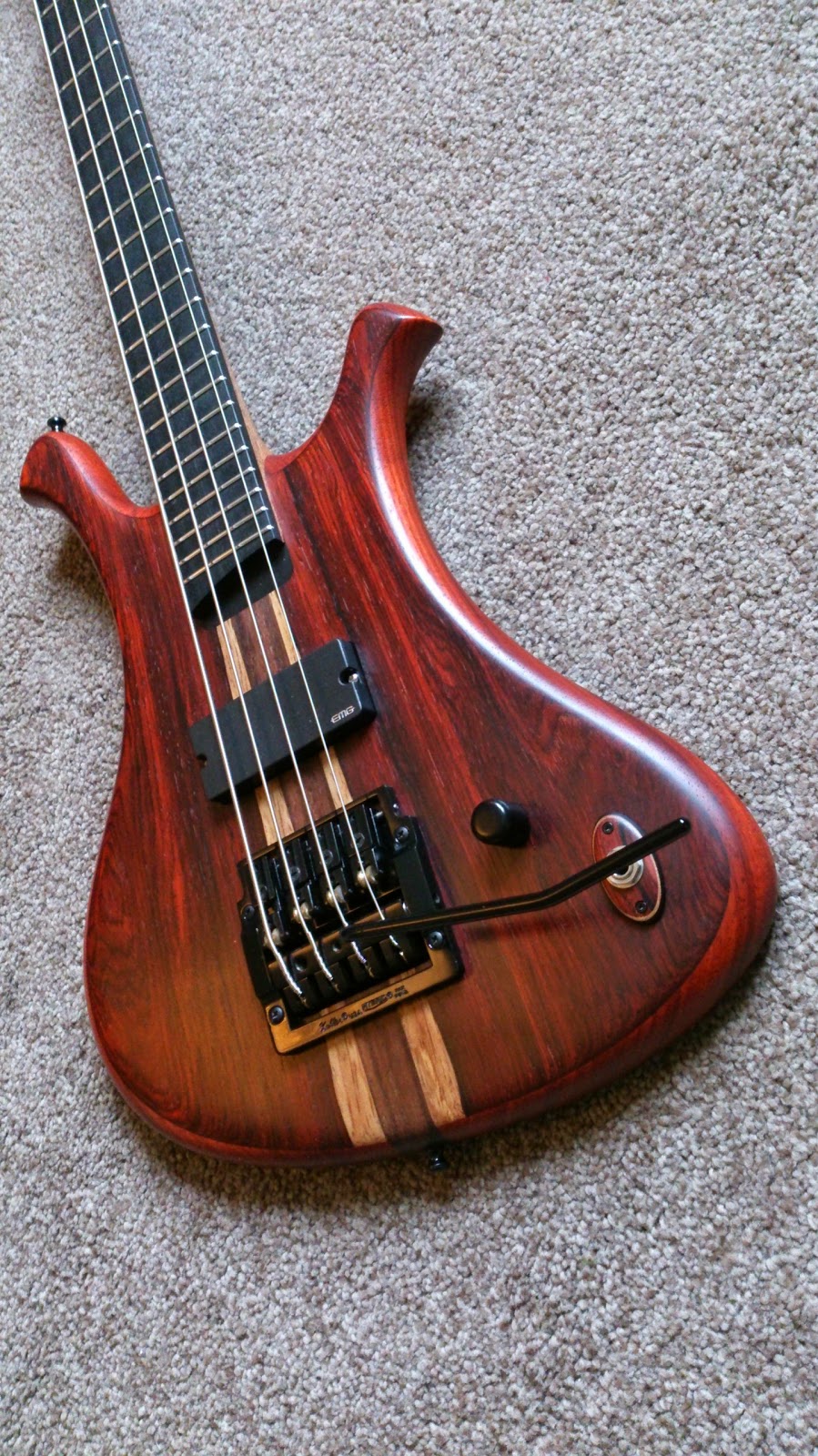 Everson Guitars: Short scale tremolo bass