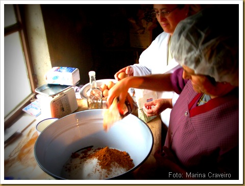 Marina e Orlete preparam o "bolo preto". Cada ingrediente é na medida certa para compor esta deliciosa receita gastronomica albicastrense, que foi passada de mãe para filha. alquimia dos sabores e saberes albicastrenses