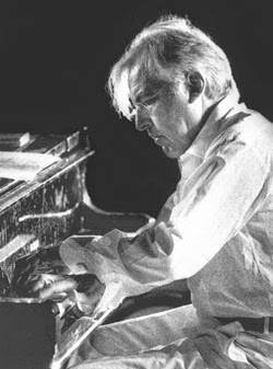 Giorgio Gaslini al piano.(media)