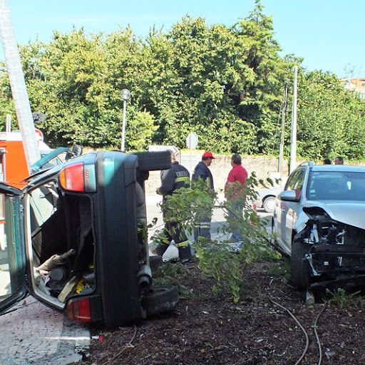 Aparatoso acidente rodoviário no centro da vila de Carregal do Sal
