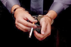 9009558-detenido-en-esposas-sosteniendo-un-cigarrillo-de-fumar