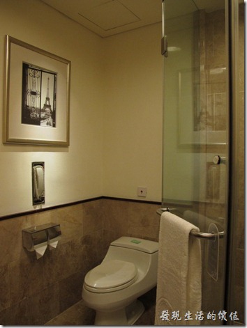 惠州-康帝國際酒店。客房的浴室採用乾濕分離的設備，好像沒有浴缸，有點忘記了，馬桶也不是免治型的。