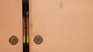 襖に開いた2つの穴