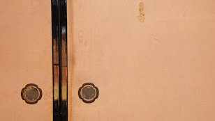 襖に開いた2つの穴