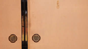 襖に開いた2つの穴