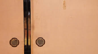 襖に開いた2つの穴