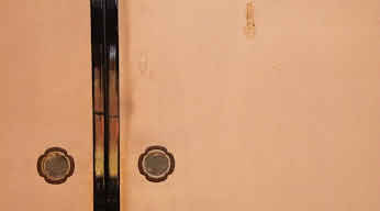 襖に開いた2つの穴