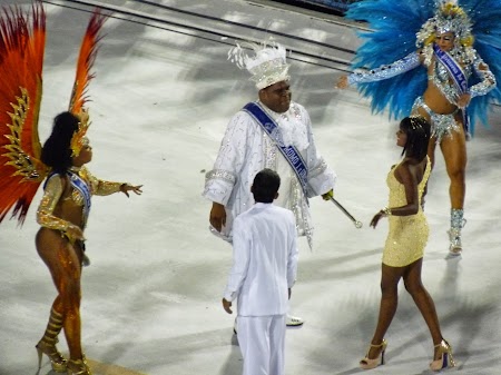 Carnavalul de la Rio:  Momo impreuna cu reginele Carnavalului dau startul